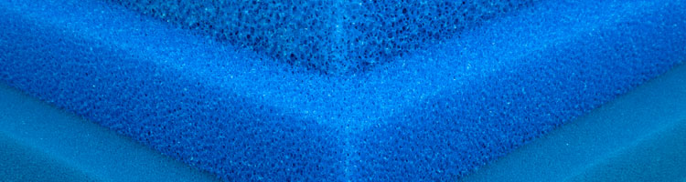 blaue Filtermatten mit verschiedenen Porungen